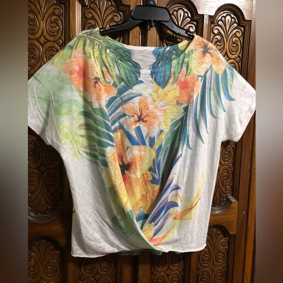 🌺Tropical 🌴 Woman’s Shirt.🌺🦜 - Picture 2 of 11